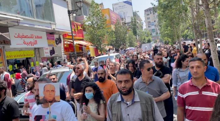 gente marchando en una manifestación