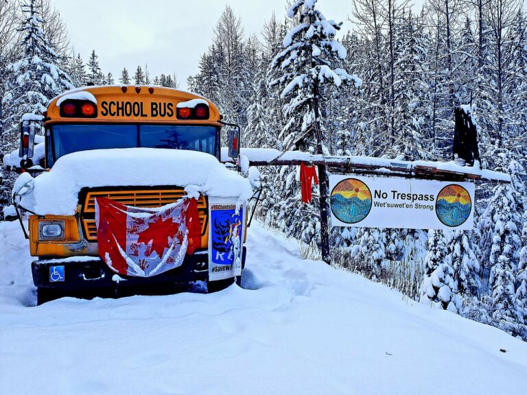 Un autobús escolar cubierto de nieve en un bloqueo en Wet'suwet'en