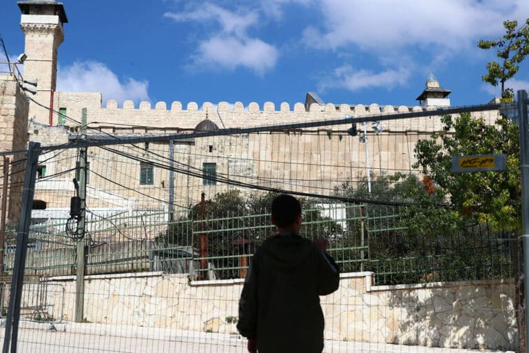 A child looking at the Ibrahimi mosque