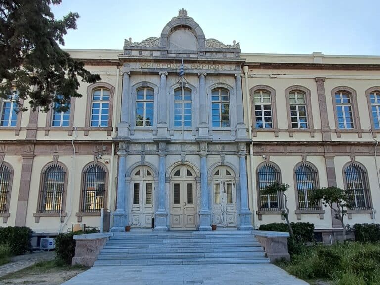 A photograph of a courthouse