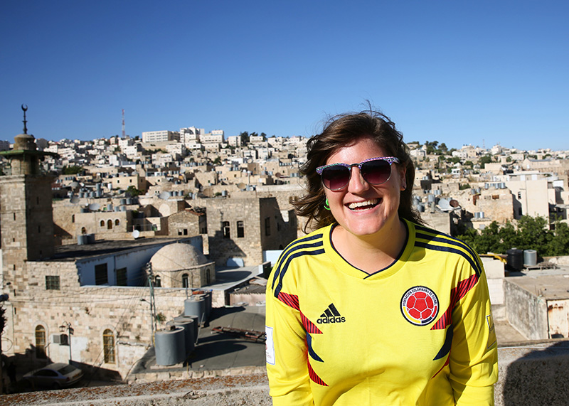 Hannah, su familia, un compañero de ECAP y una de las mujeres de la región.